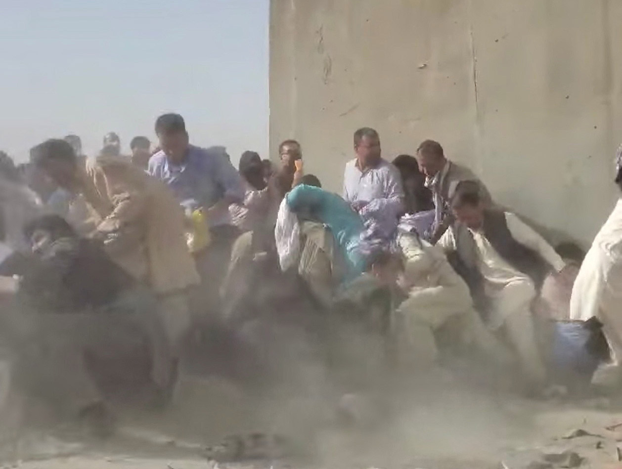 在塔利班(Taliban)軍事接管阿富汗後，試圖逃離該國的人們不停湧入喀布爾機場。(路透社 / 達志影像)