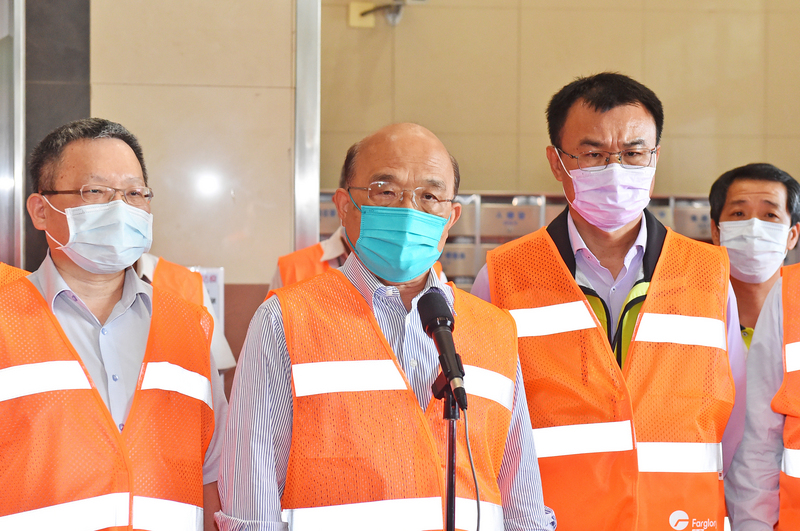 非洲豬瘟肉品首宗走私入台，行政院長蘇貞昌(左2)23日到桃園遠雄貨棧視察航空快遞包裹X光機檢查情形。(行政院提供）