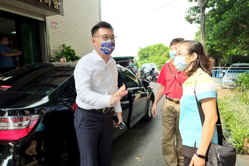 爭取連任的國民黨主席江啟臣（左）23日應邀到桃園市向曾參加過八二三戰役的英雄獻花致意，他受訪時表示，只要是國民黨的黨員，都是他會積極爭取的選票。 (資料照片／中央社)