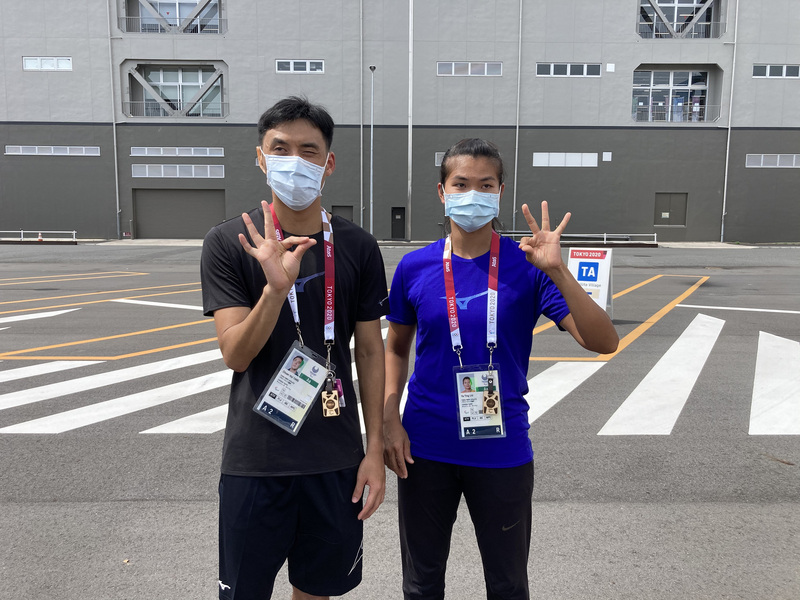 東京帕拉林匹克運動會24日將開幕，台灣代表團進場排序第83，將由跳遠選手楊川輝（左）、標槍選手劉雅婷（右）掌旗，合計將有13人參與開幕典禮。（教育部體育署提供）