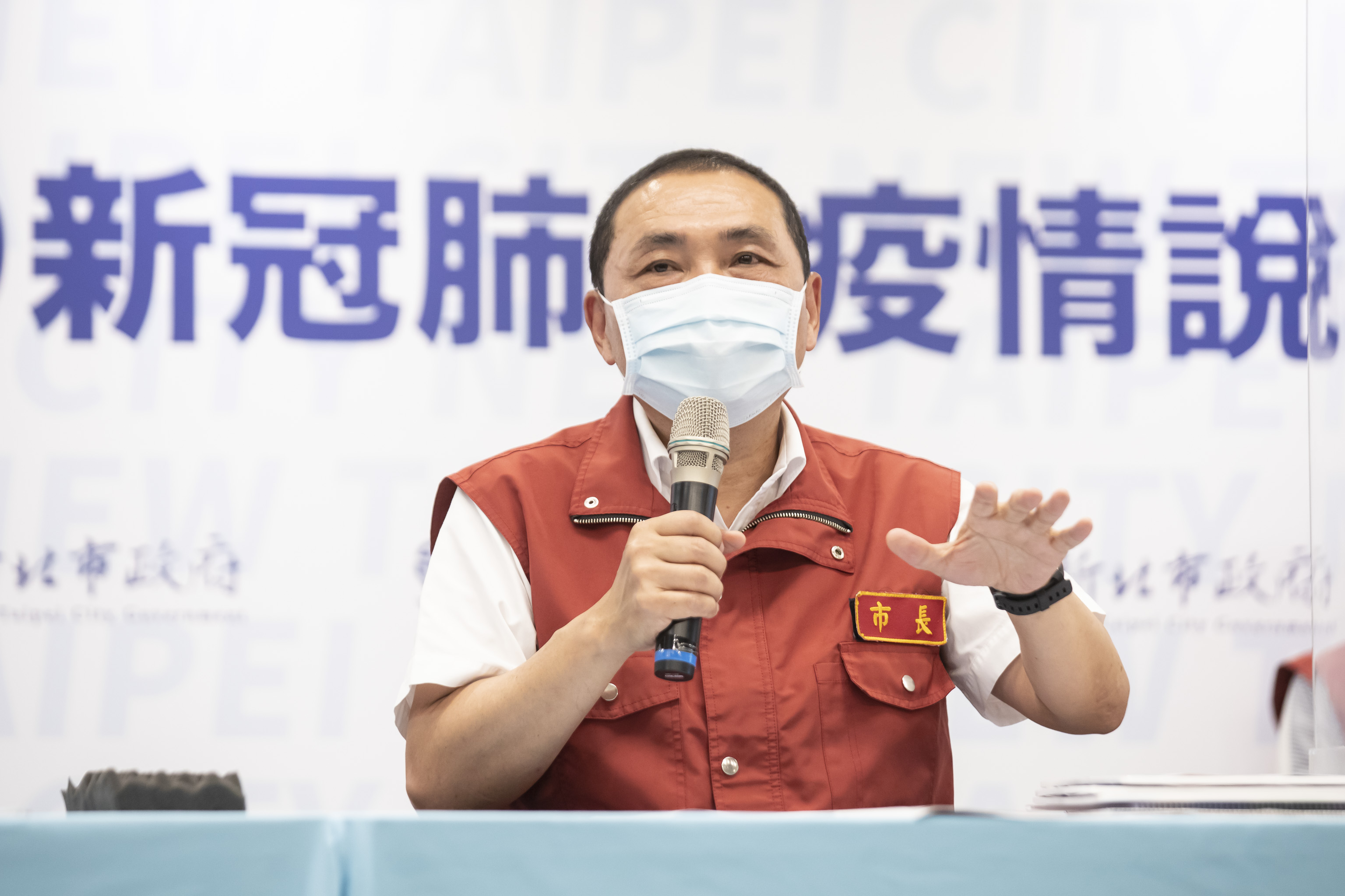 新北市長侯友宜9日提醒民眾，晚上若要去淡水欣賞煙火的民眾，一定要把個人防疫做好，並戴上口罩。(新北市政府提供)
