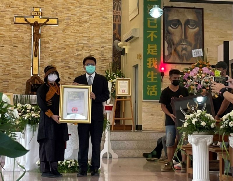 在公視史詩戲劇「斯卡羅」中飾演大股頭「卓杞篤」的查馬克．法拉屋樂因病過世，24日在屏東縣來義鄉丹林聖保祿天主堂舉行告別彌撒，縣長潘孟安（左2）頒發縣府褒揚狀。（伍麗華服務處提供） (圖：中央社)
