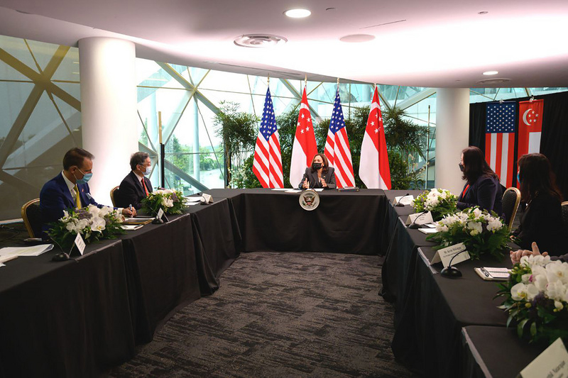 美國副總統賀錦麗（中）上任後首訪亞洲，24日與新加坡貿工部長顏金勇及企業領袖舉行圓桌會議，討論供應鏈議題。（新加坡貿工部提供） (圖：中央社)
