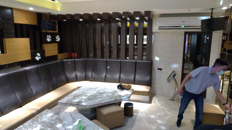 受疫情影響，八大行業仍無法營業，台中某家KTV業者沒有拉下鐵門，讓員工回來進行清潔準備工作。 (資料照片／中央社)