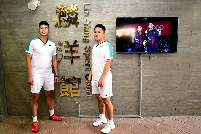李洋、王齊麟24日回母校北市中山國中迎接新羽球館落成，看到以「麟洋館」為名的場館，兩人驚呼「太不可思議了」，也深感榮幸。(圖：中央社)