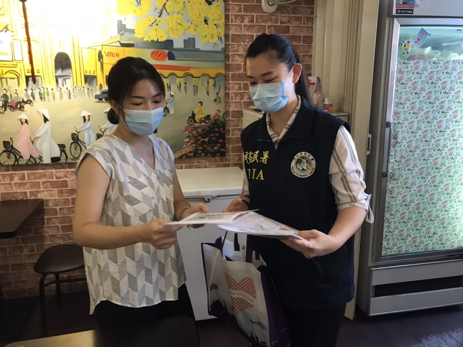 經營越南餐廳的陳玉水(左)表示，店裡使用的豬肉都是購買政府合格商標肉品。(移民署台北市服務站提供)