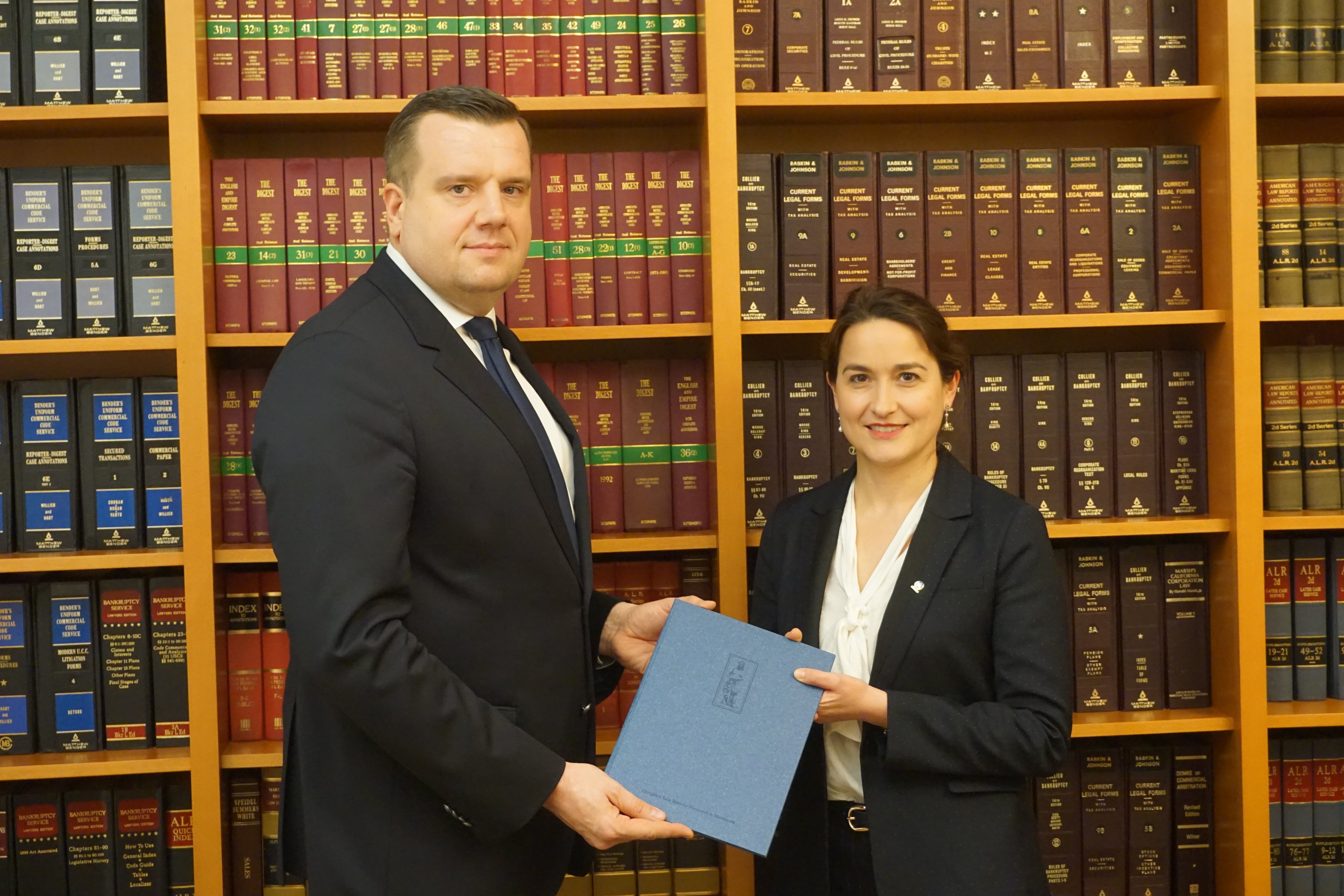 聯合國難民事務高級專員公署(UNHCR)駐波蘭代表哥雅(Christine Goyer)(右)24日發表聲明，呼籲波蘭接納一群據信來自中東的移民。這群移民已在波蘭與白俄羅斯邊界受困了2個多星期。(圖Christine Goyer/推特)