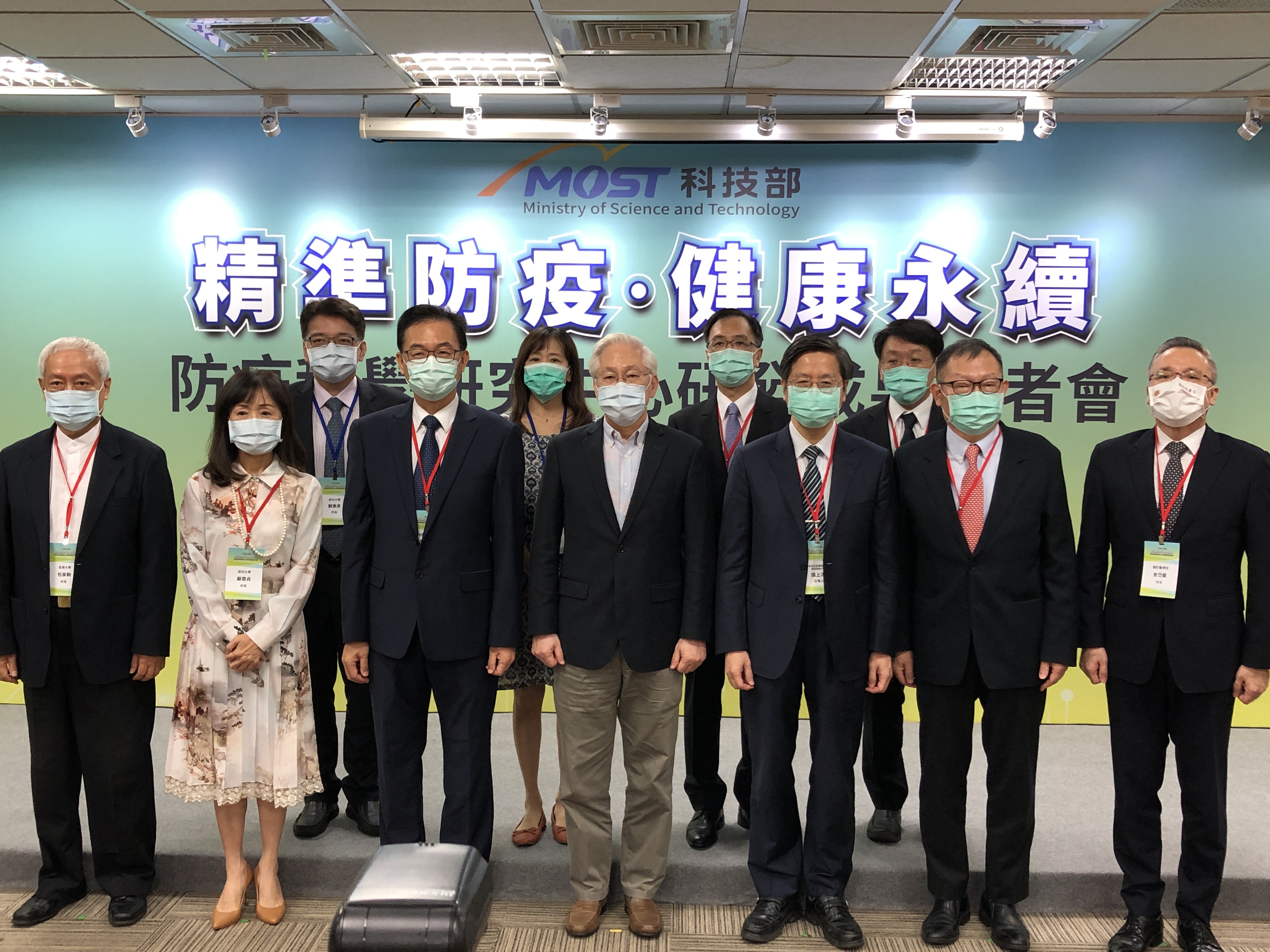 科技部今天(25)日召開記者會，邀請臺灣大學、陽明交通大學、成功大學、長庚大學及國防醫學院等多位校長出席，展現「防疫科學研究中心」研發重點成果。(楊文君攝)