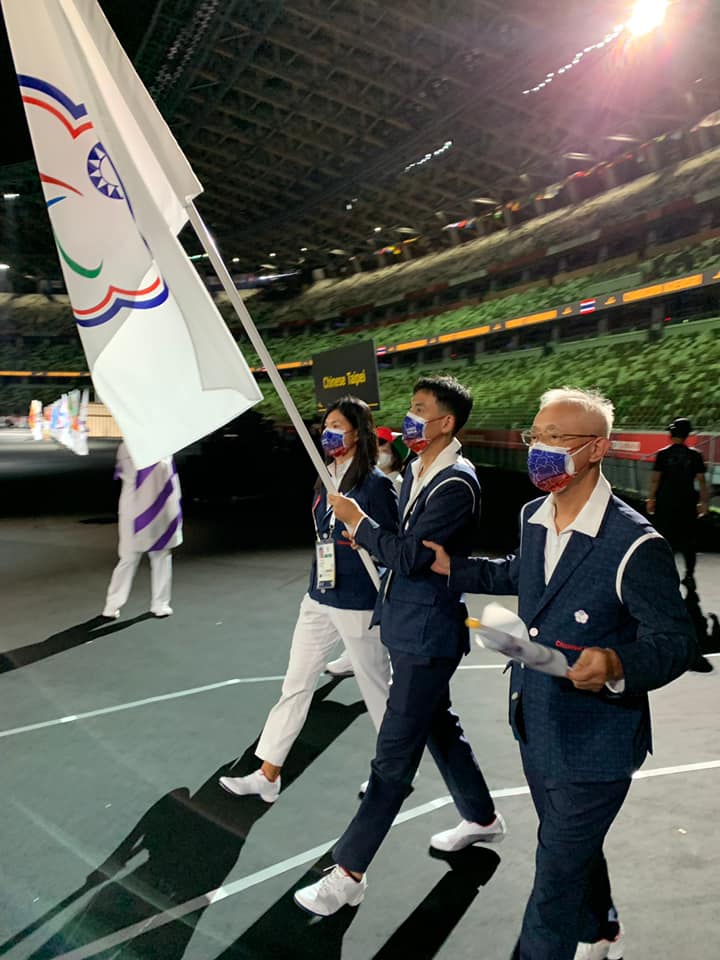 帕運盛大揭幕，台灣代表團由楊川輝、劉雅婷掌旗。( 體育署提供）