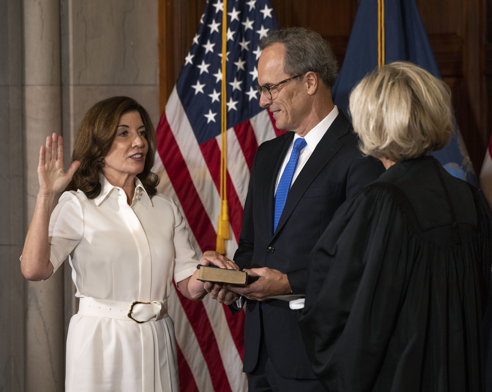 曾任聯邦眾議員的侯可（Kathy Hochul,左）24日宣誓就任，成為紐約州歷來首位女性州長。(圖:紐約州政府)