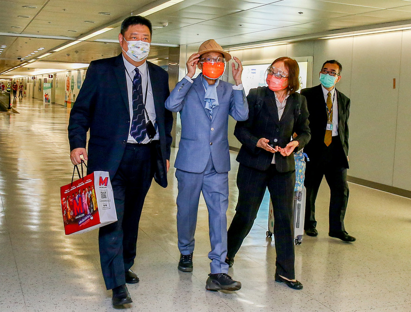 駐泰前代表李應元11日因壺腹癌病逝。圖為李應元（左2）8月26日自曼谷返台。 (資料照片／中央社)