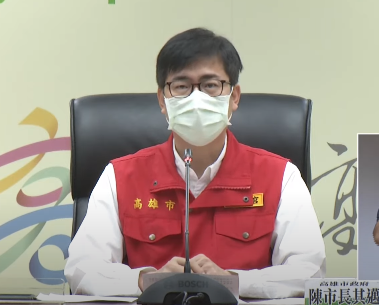 高雄市10日新增5例本土確診病例，高雄市長陳其邁表示，其有4名為9日所公布的家庭群聚衍生的友人感染，匡列後發病，另1名則為春節期間南北移動的家族聚會所感染，感染源還在釐清中。(圖擷自高市府直播)