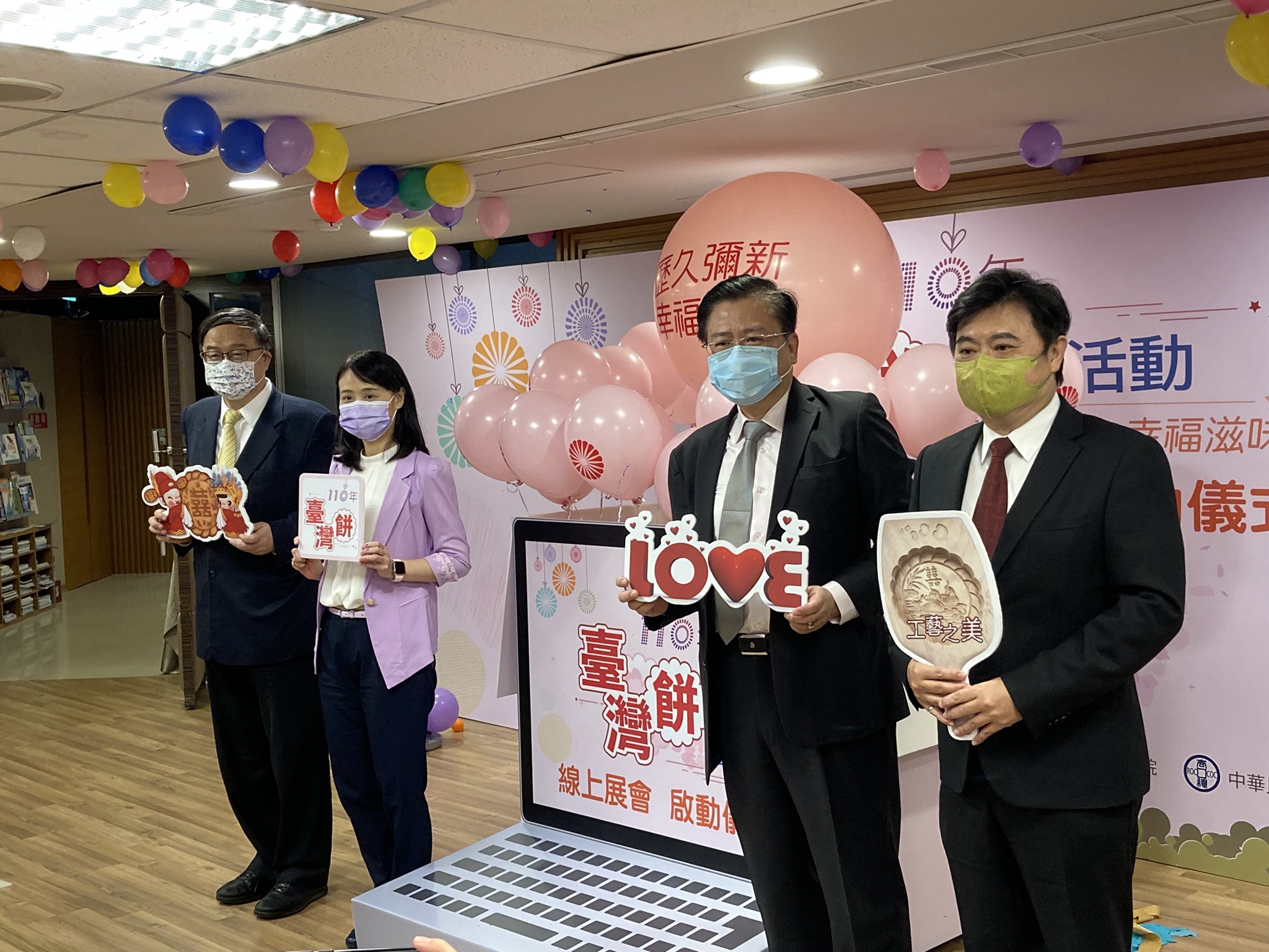 經濟部商業司、全國商業總會、商研院26日聯手啟動台灣餅嘉年華線上展會盼能提振糕餅業業績。(謝佳興 攝)