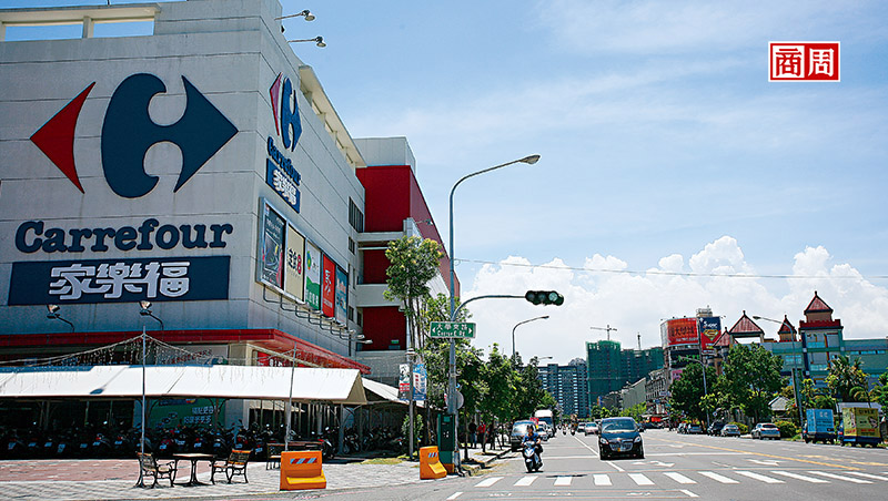 台灣家樂福以量販店崛起，營收連年成長。然而，疫情也促使大坪數量販店「不符消費者所需」的困境浮上檯面，增添營運變數。(翁挺耀 攝)