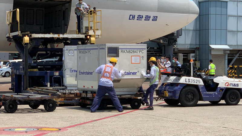 台灣自購的最新一批AZ疫苗27日由大韓航空班機載運來台，由海關及檢疫人員完成機邊驗放，後續將送至冷儲物流中心進行檢驗封緘作業。 (圖：中央社)