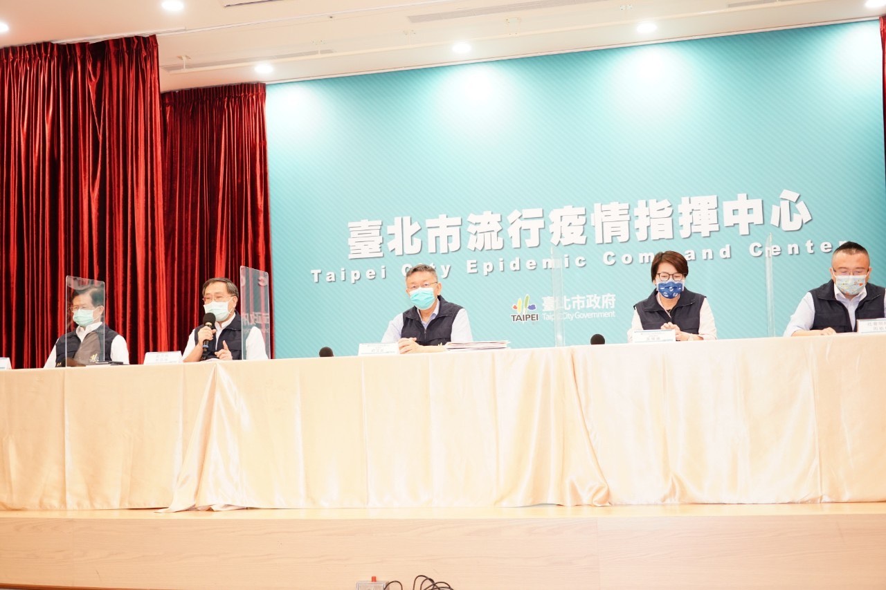 台北市政府27日在防疫記者會中說明疫苗施打規劃及配合「五倍券」優惠方案原則。(北市府提供)