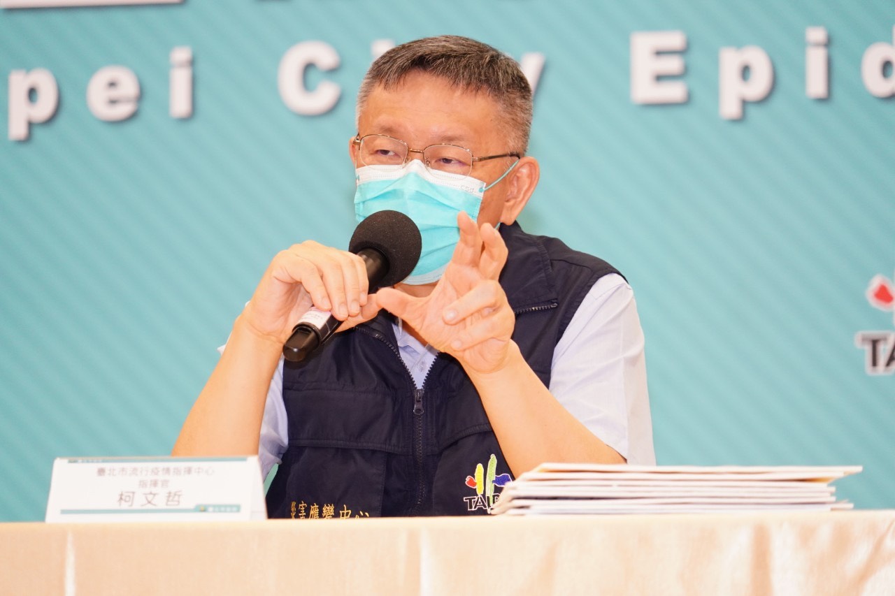 台北市長柯文哲宣布鬆綁餐飲業防疫限制，並將逐步開放銀髮及身障社區據點。(北市府提供)