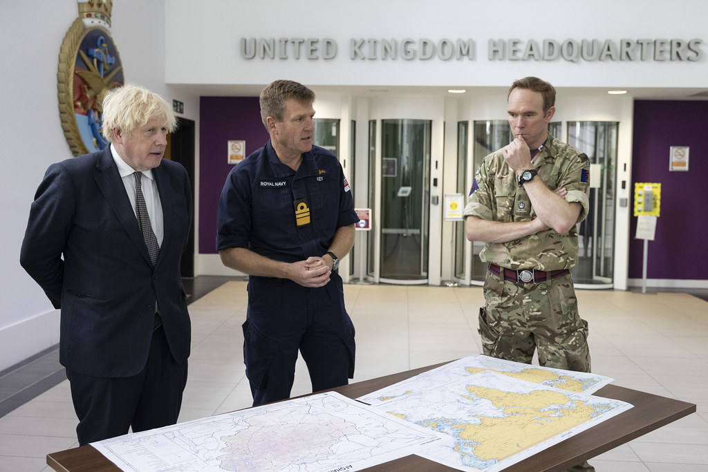 英國首相強生（Boris Johnson）26日前往常設聯合總部，聽取「代號皮廷行動」簡報。 (圖:英國政府)