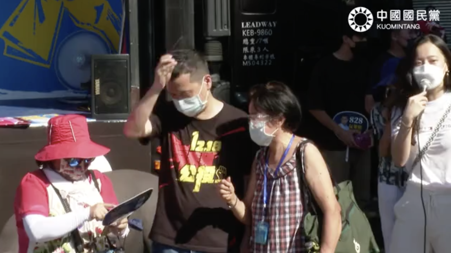 國民黨革實院院長羅智強28日引領黨內青年進行街頭公投宣講。(國民黨提供)
