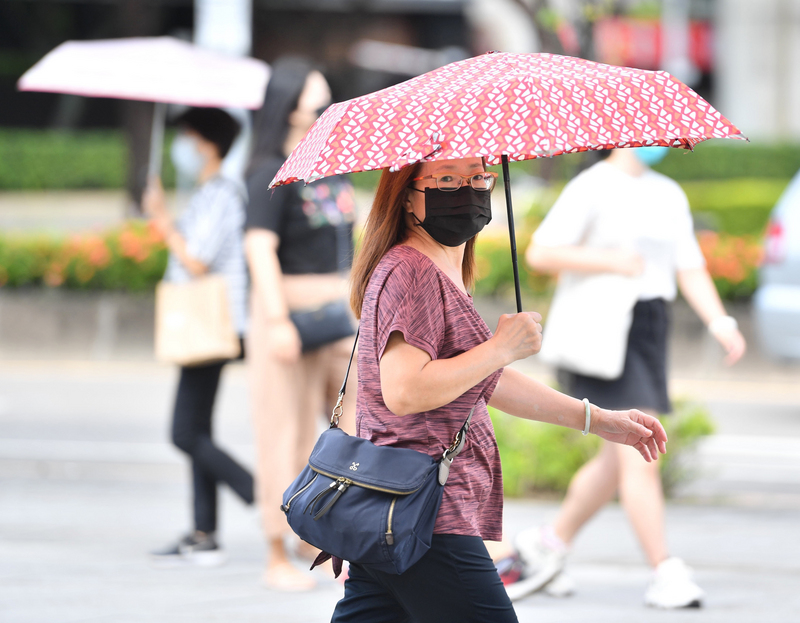 中央氣象局表示，6日起一直到9日，受到太平洋高壓的影響，台灣各地都是高溫炎熱、午後有雷陣雨的天氣型態。 (資料照片／中央社)