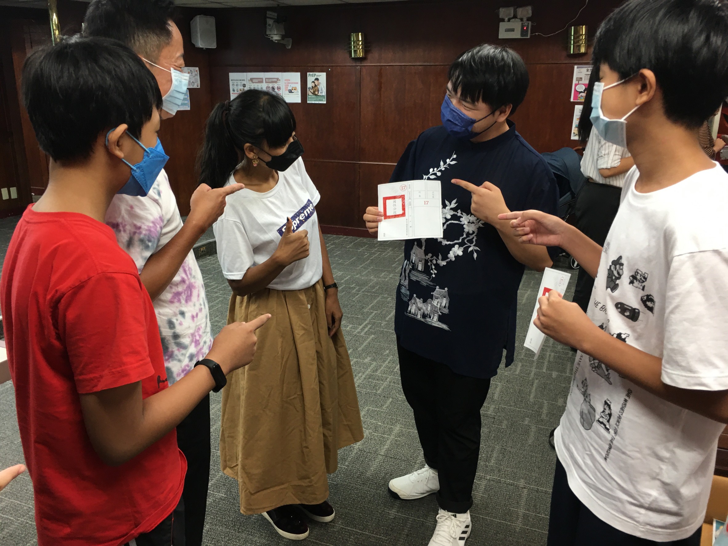 本學期要就讀大學中文系3年級的新住民二代劉德曜(右二)已滿20歲，他表示今年公投一定參加。(移民署北市服務站提供)
