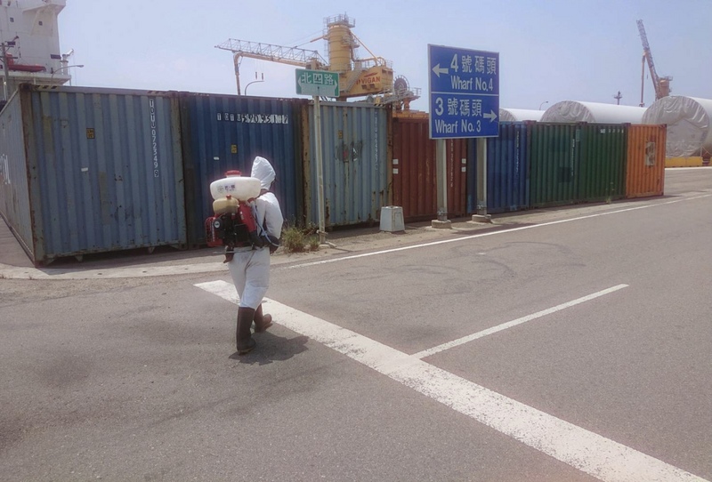 台中市衛生局表示，清水區5境外移入個案再複驗後，4人轉陰，另一人仍為1陽性。台中港清消作業。 (圖：中央社)