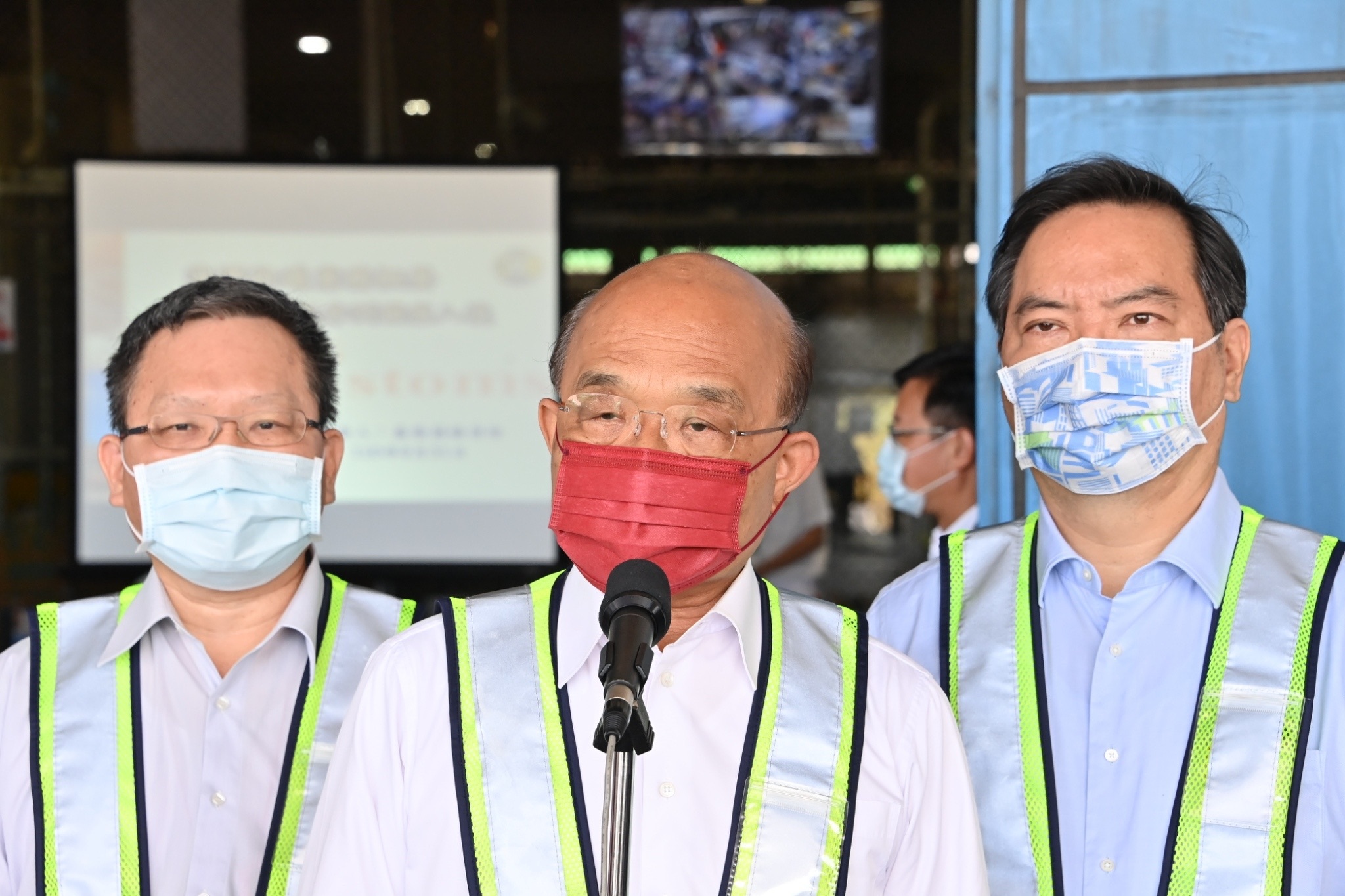 行政院長蘇貞昌31日要關務署「拿出方法」，防堵非洲豬瘟。(行政院提供)