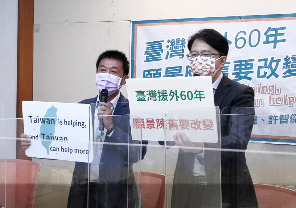 民進黨立委許智傑( 左）、邱志偉31日舉行記者會呼籲外交部制訂新版援外政策白皮書，並由行政院建立援外政策協調專責單位，強化跨部會援外機制量能，拓展多邊援助模式，讓台灣走向世界（劉玉秋攝）