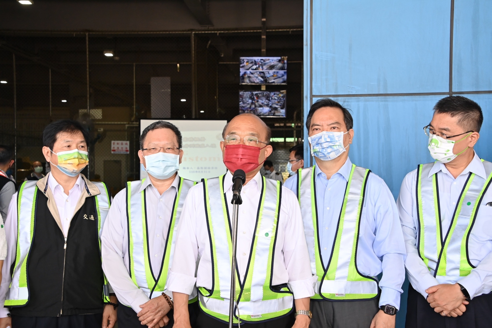 行政院長蘇貞昌31日表示，感謝鴻海集團創辦人郭台銘熱心採購捐贈疫苗，外界不必扭曲。(行政院提供)
