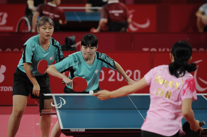台灣桌球選手田曉雯（後排左）1日與台灣好手林姿妤（後排右）在東京帕運桌球女團TT9-10級8強賽合體，最終以0比2不敵中國女團，無緣4強。（體育署提供）(圖：中央社)