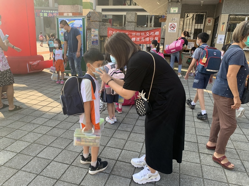 教育部26日表示，COVID-19快篩陽性輕症、無症狀可以到校上課。(圖：中央社)