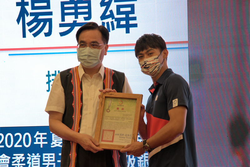 原住民族委員會1日舉辦晚宴招待東奧原住民選手，柔道銀牌得主楊勇緯致詞表示，相信這次東奧選手在場上的表現，能讓更多為自己夢想努力的後輩們，找到自己的目標和更明確的舞台。(圖：中央社)