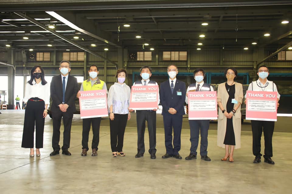 首批BNT疫苗抵台，行政院長蘇貞昌感謝台積電、鴻海永齡基金會和慈濟的慷慨捐贈。(取自蘇揆臉書)