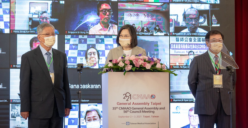 蔡英文總統(中)2日出席CMAAO大會並致詞，表示期盼擴大區域合作，共同因應公衛挑戰。(總統府提供)