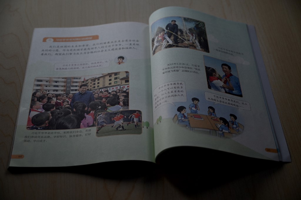 中國開學人手一冊習思想。 (AFP)