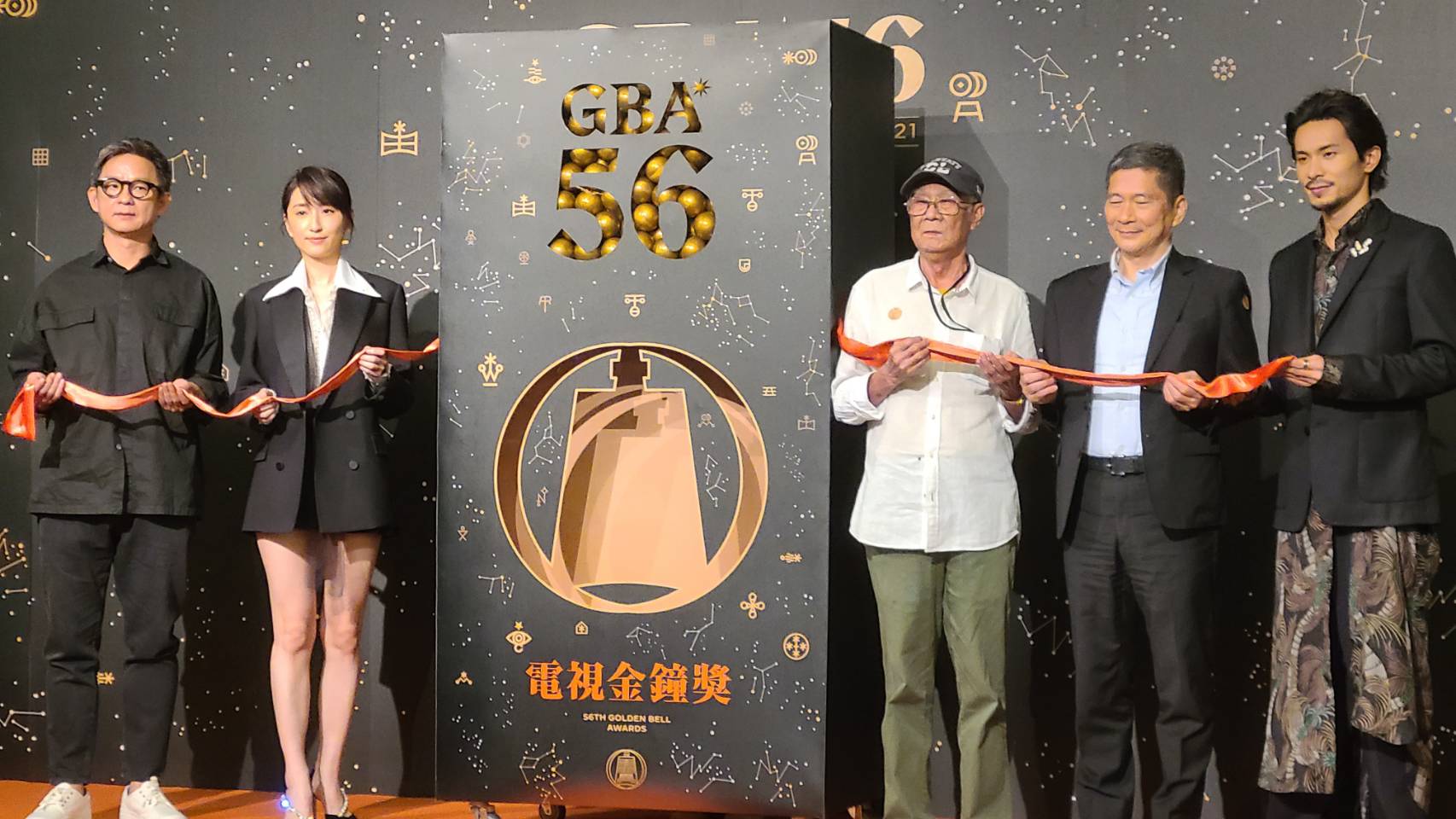 導演曹瑞原(左起)、揭曉嘉賓柯佳嬿、資深導演林福地、文化部長李永得、揭曉嘉賓姚淳耀，2日一同出席第56屆電視金鐘揭曉入圍記者會。(江昭倫 攝)