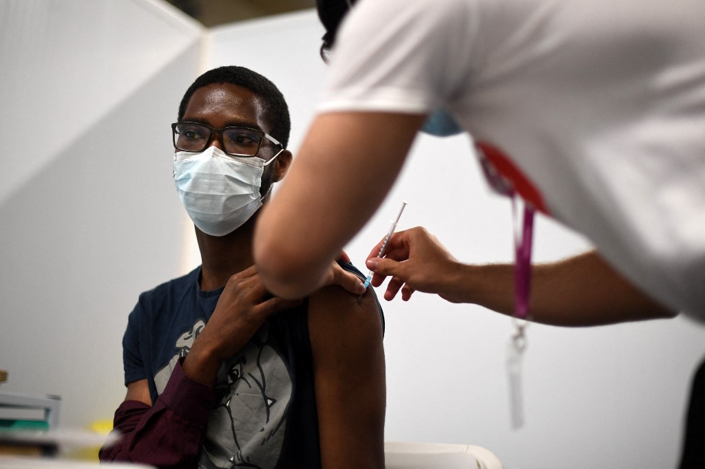 英國國民保健署(NHS)今天(20日)宣布，本週將開始針對最脆弱族群推出第4劑COVID-19疫苗。圖為英國倫敦市民接種COVID-19疫苗。(AFP)