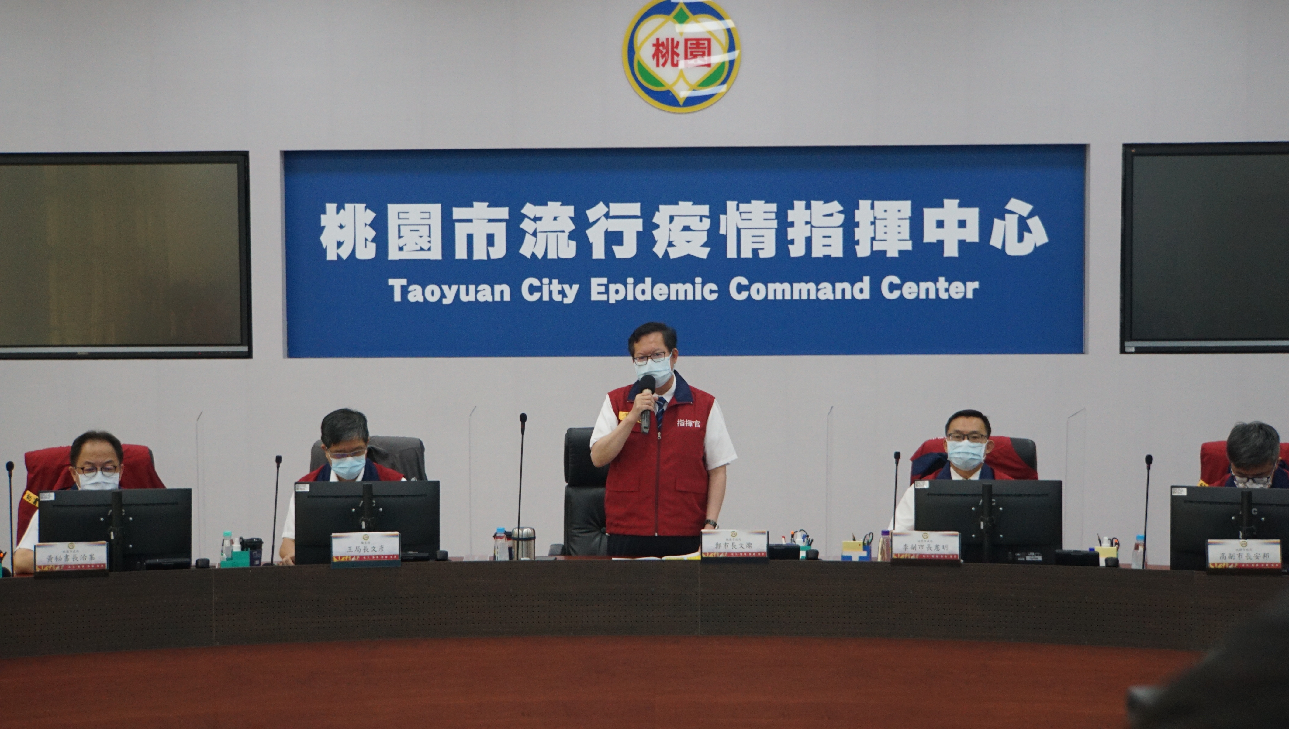 為防堵Delta變異株入侵，桃園市長鄭文燦(中)希望能檢視七大防線，並做到滴水不漏。(劉品希 攝)
