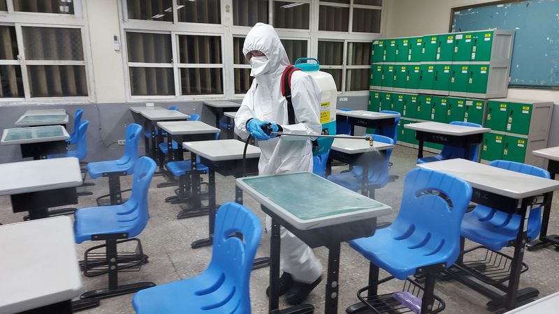 長榮航空機師染疫傳染就讀國立台北科技大學附屬桃園農工高級中等學校（北科附工）的兒子，此校師生含隔離生及家人共2800人採檢陰性。圖為學校漏夜進行消毒。（桃園市政府提供） (圖：中央社)