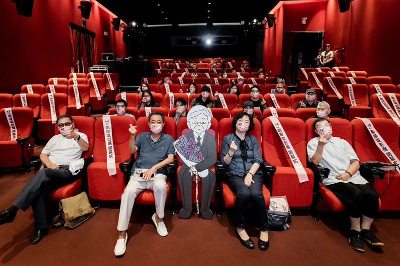 兩岸電影展4日開幕，現場為紀念影展創辦人、已故「台灣電影教父」李行特別保留席位，影展交流委員會代理主任委員、導演朱延平（前左2）現場也勉勵年輕影人努力拍片。(圖：中央社)
