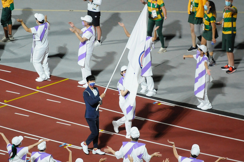 東京帕運閉幕式5日晚間在國立競技場登場，台灣代表團由首度登上帕運殿堂的羽球選手方振宇（中）擔任掌旗官，他表示，之後應該會有動力、更專心練球。（體育署提供）