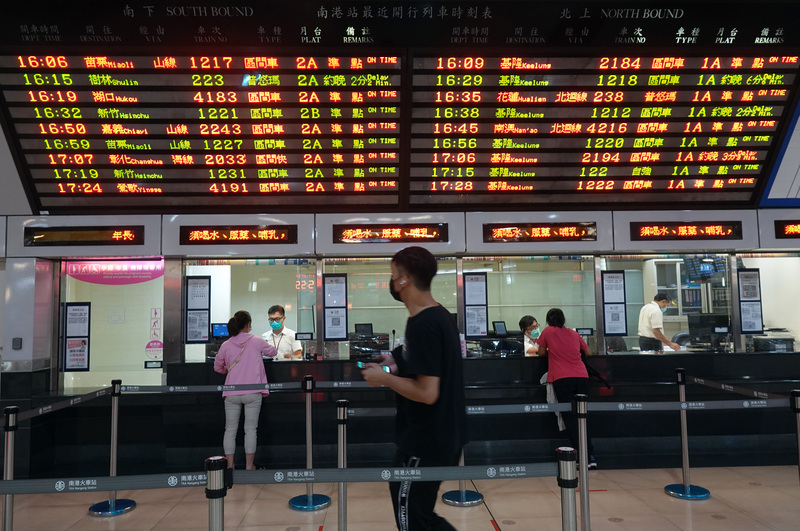 受璨樹颱風影響，台鐵今天(12日)上半天東部幹線、南迴線各級對號列車停駛。(圖：中央社)