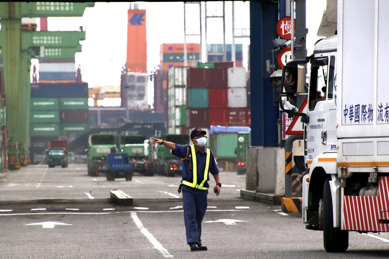 中國正式提出申請加入CPTPP，我國學者17日強調，此刻既是我方經貿重大挑戰、也是機會。圖為高雄港碼頭一景。(示意圖/圖:中央社)