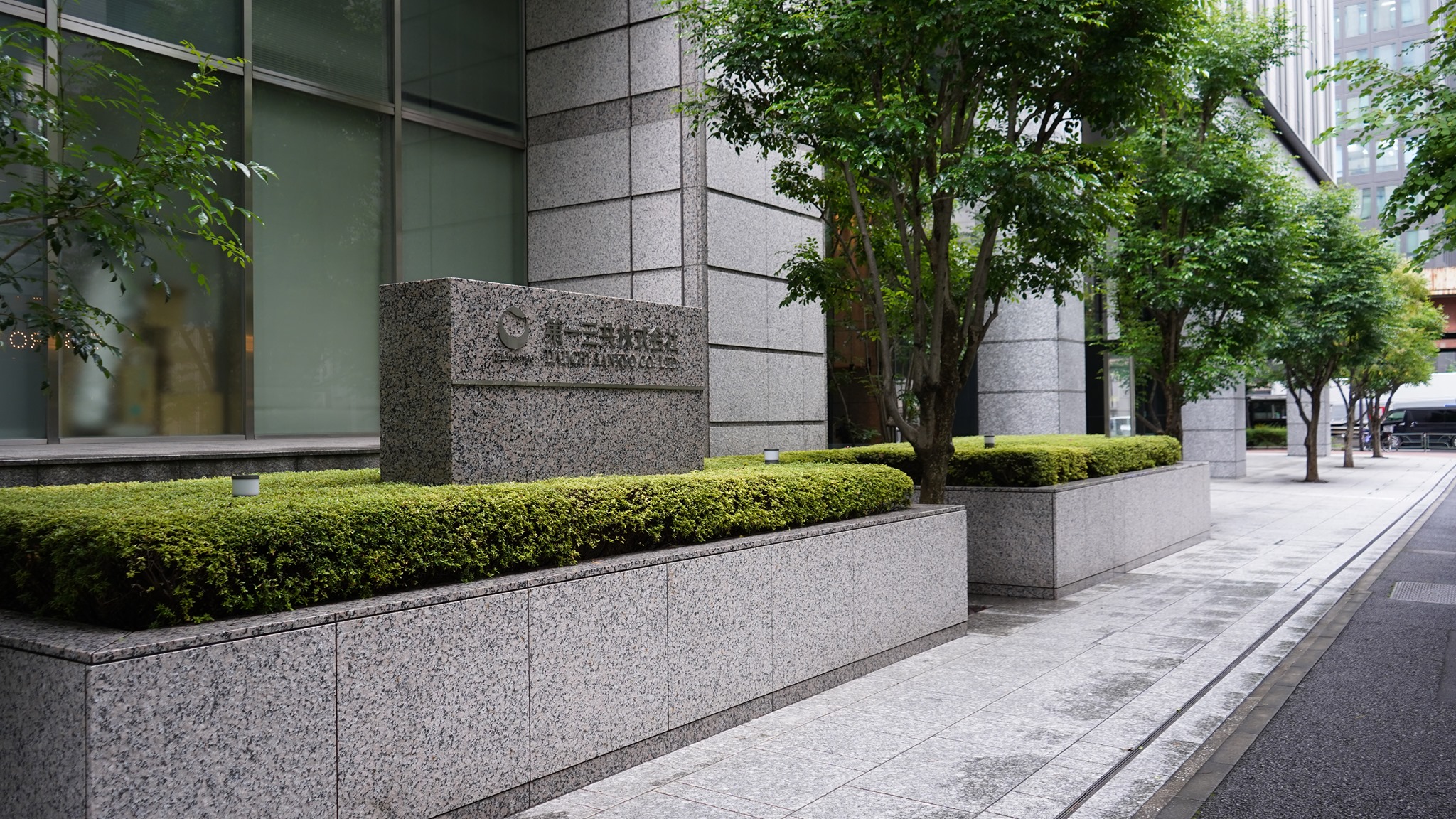 日本知名藥廠第一三共研發國產mRNA新冠疫苗進入最後人體試驗，預計明年推出。圖為日本第一三共株式會社。(@daiichisankyoJP)