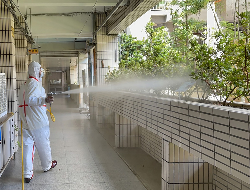 新北某幼兒園群聚案及中和某國小學童染疫，教育局指出，目前有5校4327人停課。市府環保局也派員到校協助加強環境消毒。（新北市環保局提供）