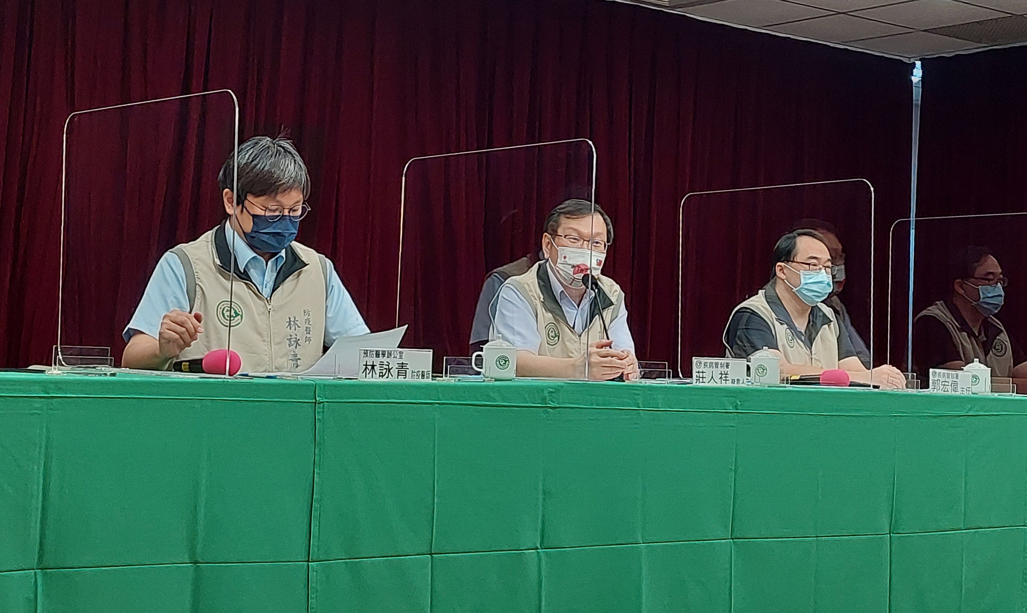 地方環保單位在個案住家周圍進行環境清消。 (劉品希 攝)