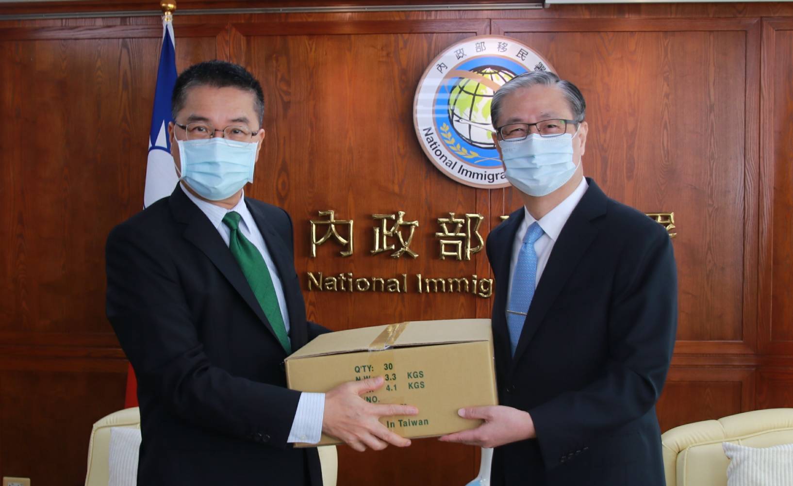 內政部長徐國勇(左)7日前往移民署慰勉同仁查緝非法肉品，右為移民署長鐘景琨。(內政部提供)