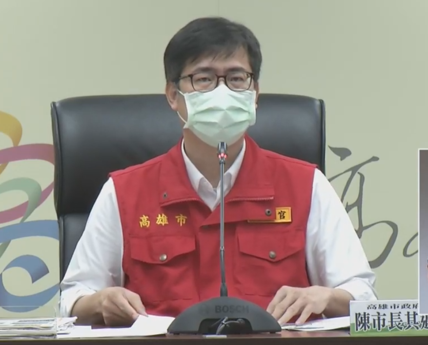 高雄市長陳其邁表示，高雄市擴大篩檢至今已完成1.8萬多人的篩檢，其中以緊鄰高雄港地區民眾為主，但目前社區民眾無確診案例。陳其邁說，擴大篩檢是希望趕快找到感染源，阻斷隱形傳播鏈。(圖擷自陳其邁臉書)