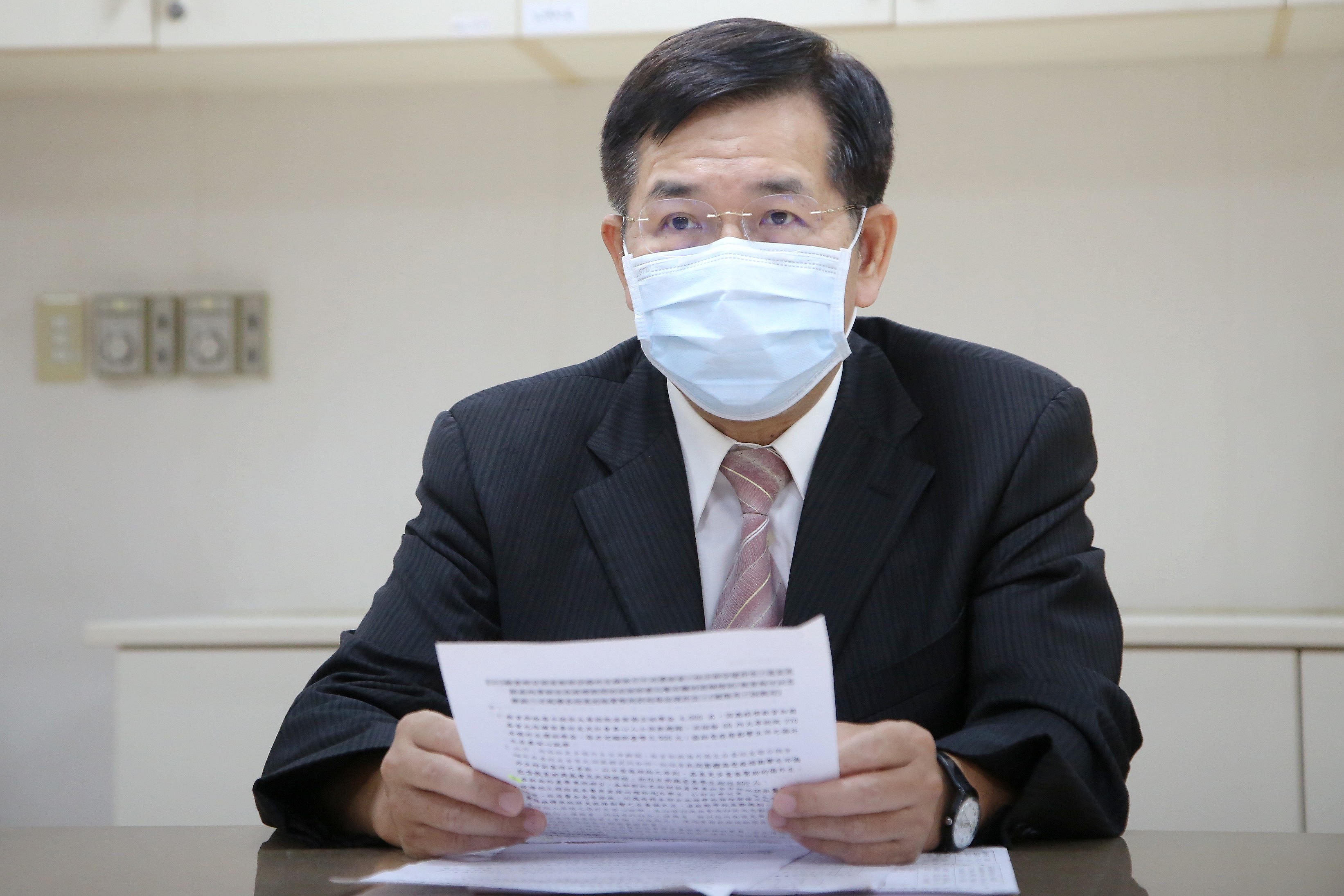 教育部長潘文忠透過視訊主持教育部部務會報。(教育部提供)