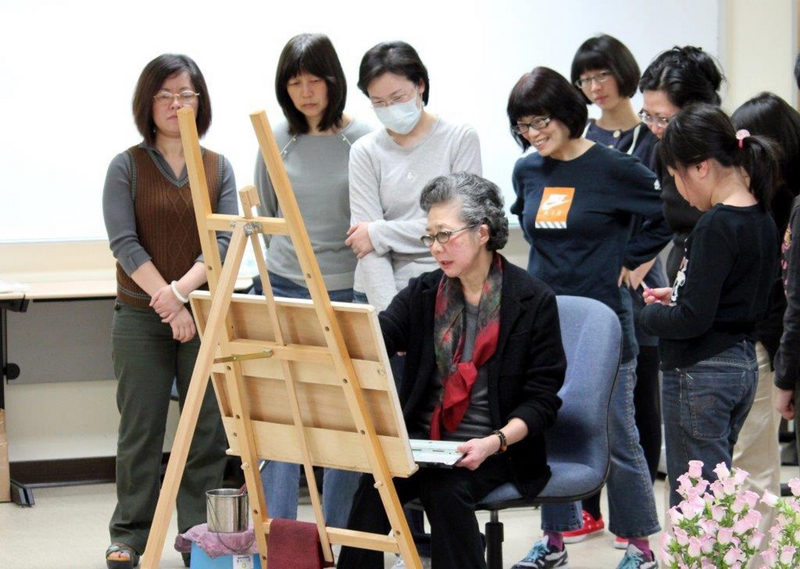 畫家梁丹丰（前中）6日辭世，享壽86歲。她曾於大學任教數十年，積極投入藝術人才培育。（梁銘毅提供） (圖：中央社)